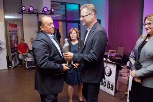 Uroczysta Gala i wręczenie nagrody TYTAN 2016. Dymitr Petrow-Ganew z firmy Herrenknecht AG  odbiera nagrodę z rąk prof. dr hab. inż. Marka Cały z Akademii Górniczo-Hutniczej / fot. Quality Studio