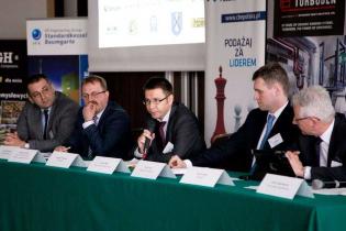 Od lewej: prof. dr hab. Andrzej Szlęk - Politechnika Śląska, Ryszard Gajewski - Polska Izba Biomasy, Grzegorz Żebrowski - EDF Polska, Piotr Czopek - Ministerstwo Gospodarki Tadeusz Arkit - Sejm RP / fot. 