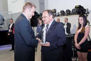 Jakub Blejsz - prezes firmy Blejkan sp. z o.o. odbiera nagrodę TYTAN w kategorii 