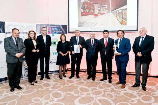 Jury oraz laureaci nagród. Od lewej: dr inż. Karol Ryż, Politechnika Krakowska; Monika Socha-Kośmider, Redaktor Naczelna kwartalnika GDMT geoinżynieria drogi mosty tunele, Wydawnictwo INŻYNIERIA sp. z o.o.; prof. dr hab. inż. Marek Cała, Akademia Górniczo