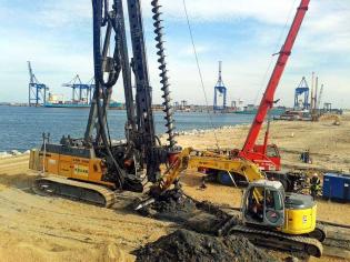 Rozbudowa terminalu kontenerowego w Porcie Gdańsk. Keller Polska sp. z o.o. wykonała pale CFA, mikropale kotwiące oraz kolumny betowo-żwirowe. Fot. Keller Polska sp. z o.o.