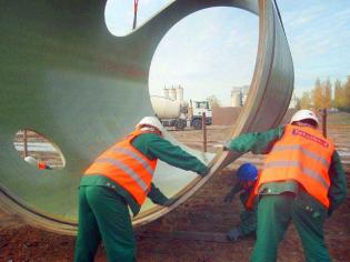 Rozładunek rur DN3800 i stawianie ich na ziemi. Fot. z archiwum Polonia PR s.c.