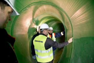 Pokaz odcinka kanalizacji zbudowanego z rur żelbetowych z okładziną PEHD o profilu jajowym – największych z oferty HABA-Beton. Fot. Quality Studio dla www.inzynieria.com