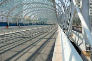 Projektowane półtunelowe ekrany akustyczne. Fot. www.s8powazkowska-modlinska.pl