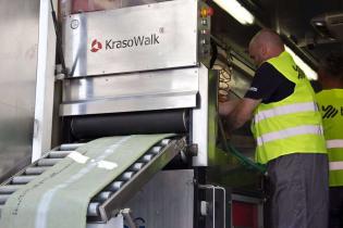 Pokaz firmy BLEJKAN S.A. Proces nasączania rękawa na placu budowy / fot. Quality Studio dla www.inzynieria.com