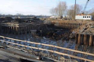 Montaż zbrojenia fundamentu podpory brzegowej mostu (strona prawa). Stan na styczeń 2012 / fot. Link PR