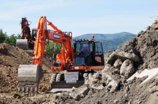 Koparka DX190 przy pracy. W tle - Góry Sowie. fot. Martin&Jacob sp. z o.o.