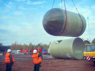 Rozładunek rur DN3800 za pomocą dźwigu. Fot. z archiwum Polonia PR s.c.