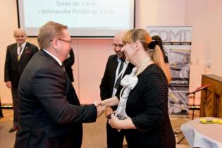 Dr hab. inż. Maciej Kumor, prof. UTP wręcza Nagrodę TYTAN laureatom: Robertowi Sołtysikowi i Iwonie Rauk-Stępień z firmy Soley sp. z o.o. / fot. Quality Studio dla www.inzynieria.com