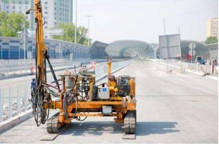 Projektowane półtunelowe ekrany akustyczne. Fot. www.s8powazkowska-modlinska.pl