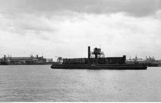 Prom transportujący wagony kolejowe na wyspę Holm (obecnie Ostrów). Data wydarzenia: 1926. Fot. Narodowe Archiwum Cyfrowe