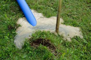 Wypływająca z otworu płuczka wiertnicza Fot. Quality Studio dla www.inzynieria.com