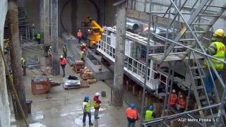 Opuszczanie części zaplecza do szybu startowego - 02.04.2012 r. / fot. z archiwum AGP Metro Polska