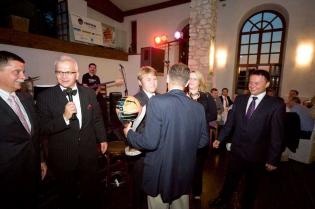 Tomasz Tutaj z firmy UNIMARK sp. z o.o. przyjmuje gratulacje od przyjaciół z branży na okoliczność dwudziestolecia istnienia firmy. Od lewej: Michał Andrzejewski z firmy Gamm-Bud sp. z o.o., Mariusz Iwanejko - MPI, Rafał Chart z Insituform sp. z o.o., Tom