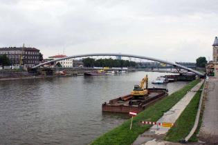 Przekładanie kładki nad Wisłą -  20.06.2010; fot.: INTOP Tarnobrzeg