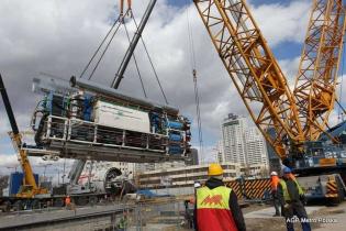 Opuszczanie części zaplecza do szybu startowego - 02.04.2012 r. / fot. z archiwum AGP Metro Polska