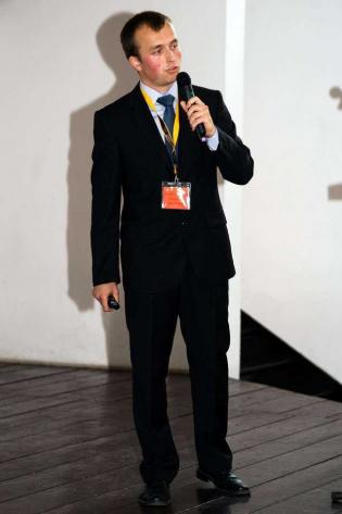 Tadeusz Sadowski z Wydawnictwa INŻYNIERIA sp. z o.o. omawia korzyści z reklamy w czasopismach i na portalu internetowym / fot. inzynieria.com