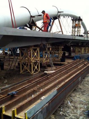 Budowa kładki - stan na 08.05.2010; fot.: inzynieria.com