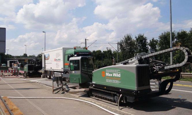 Zdjęcie Reutlingen (Niemcy): W niemieckiej miejscowości Reutlingen powstała podziemna trasa kabla ziemnego 110 kV prowadząca od masztu energetycznego KE 10 do stacji transformatorowej Centrum. W tym celu wykonano pięć odcinków przewietowych o długościach: 405 m, 380 m, 260 m, 180 m i 200 m. Na potrzeby inwestycji wykorzystane zostały trzy wiertnice GRUNDODRILL 25N i jedna GRUNDODRILL 18ACS