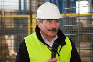 Herman Bauer, HABA-Beton, podczas wycieczki po fabryce. Fot. www.inzynieria.com