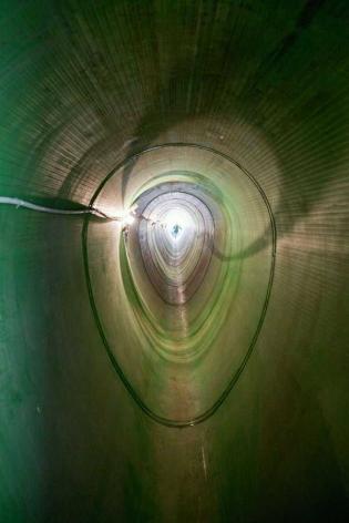 Pokaz odcinka kanalizacji zbudowanego z rur żelbetowych z okładziną PEHD o profilu jajowym – największych z oferty HABA-Beton. Fot. Quality Studio dla www.inzynieria.com