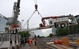 Opuszczanie multicaru na dno szybu startowego C09. Fot.  z archiwum AGP Metro Polska / stan na 14.05.2012 r.