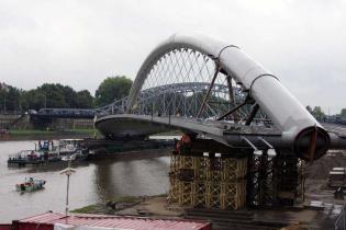 Przekładanie kładki nad Wisłą -  20.06.2010; fot.: INTOP Tarnobrzeg