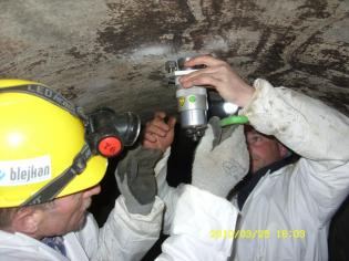 Warszawa: W 2010 zakończyła się natomiast renowacja kanału grawitacyjnego i przewodów tłocznych na terenie Stacji Pomp Rzecznych MPWiK w Warszawie. Prace prowadzone były na obszarze zamkniętego zakładu odpowiedzialnego za produkcję wody pitnej dla stolicy. Tu również zastosowano chemię budowlaną. 