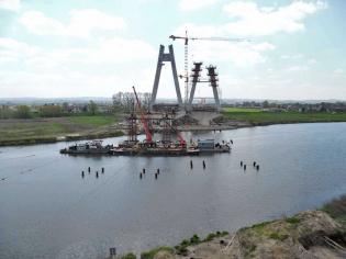 Budowa S7 od węzła Rybitwy (Christo Botewa) do węzła  Igołomska z przeprawą mostową przez Wisłę W Krakowie (kwiecień 2016 r.). Fot. www.s7botewaigolomska.pl