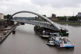 Przekładanie kładki nad Wisłą -  20.06.2010; fot.: INTOP Tarnobrzeg