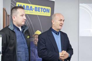 Pokaz odcinka kanalizacji zbudowanego z rur żelbetowych z okładziną PEHD o profilu jajowym – największych z oferty HABA-Beton. Na zdjęciu (z lewej) Tomasz Poloczek/HABA-Beton. Fot. Quality Studio