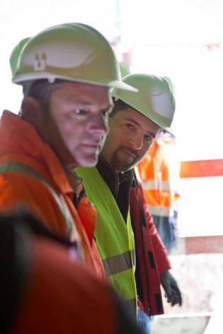 Pokaz odcinka kanalizacji zbudowanego z rur żelbetowych z okładziną PEHD o profilu jajowym – największych z oferty HABA-Beton. Na zdjęciu Dirk Hensel/HABA-Beton (z lewej) i Marcin Cwielong/HABA-Beton (po prawej). Fot. 