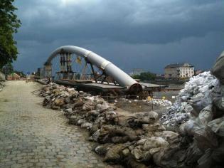 Stan kładki po powodzi - 22.05.2010; fot.: inzynieria.com