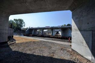 Przewieziono go na specjalnych wózkach z napędem hydraulicznym, które łącznie miały 408 kół. Fot. R. Motyl