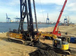 Roboty obejmowały wykonanie pali CFA o średnicy 650 mm i długości do 29 m, w tym także nachylonych 1:6. Na zdjęciu wykonywanie pali CFA pod fundamentem belki odlądowej. Fot. z archiwum Keller Polska sp. z o.o.