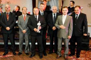 Od lewej: dr inż. Dariusz Zwierzchowski z Wyższej Inżynierskiej Szkoły Bezpieczeństwa i Organizacji Pracy, prof. dr hab. inż. Marian Kwietniewski z Politechniki Warszawskiej, Piotr Janicki z firmy ZRB Janicki z nagrodą TYTAN 2012, otrzymaną w kategorii 