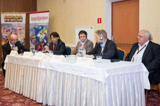 Panel dyskusyjny na temat budowy sieci gazowych z wykorzystaniem technologii bezwykopowych. Od lewej: prowadzący Robert Osikowicz, redaktor naczelny periodyku 