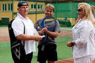 Robert Wójcik z firmy Per Aarsleff Polska sp. z o.o. z nagrodą za wygraną w turnieju,  Rafał Chart z firmy Insituform sp. z o.o. oraz Monika Socha-Kośmider z Wydawnictwa INŻYNIERIA sp. z o.o. Fot. Quality Studio dla www.inzynieria.com