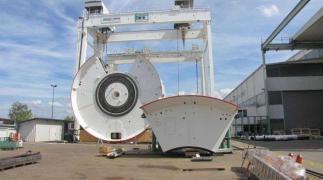 Czoło maszyny TBM jeszcze bez tarczy. Na dole widoczny otwór, przez który urobek będzie rozkruszany i odprowadzany do zakładu separacji. Fot. Gdańskie Inwestycje Komunalne sp. z o.o. (stan na 2 sierpnia 2012 r.)