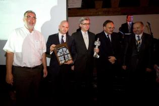 Laureaci TYTANA 2011 i Tytanowego Laura Inwestora za budowę układu przesyłowego ścieków z Warszawy lewobrzeżnej do Oczyszczalni Ścieków Czajka. Od lewej: Piotr Gładki z Hydrobudowy 9 S.A., Adam Chwieduk - Członek Zarządu MPWiK w m. st. Warszawa S.A., Pełn