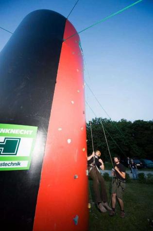 Uczestnicy Konferencji rywalizują na czas na sztucznej ściance wspinaczkowej podczas biesiady grillowej