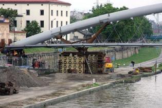 Przekładanie kładki nad Wisłą -  20.06.2010; fot.: INTOP Tarnobrzeg
