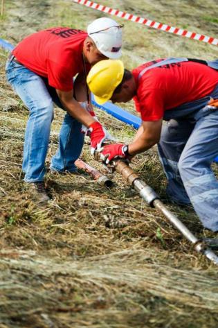 Żala - przykręcenie narzędzia do poszerzania otworu / fot. inzynieria.com