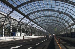 Projektowane półtunelowe ekrany akustyczne. Fot. www.s8powazkowska-modlinska.pl