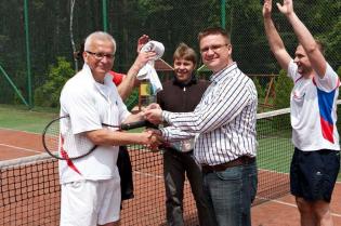 IV Mistrzostwa Świata Bezwykopowców w tenisie ziemnym - zwycięzca Mariusz Iwanejko z firmy INFRA S.A. odbiera nagrodę z rąk Pawła Kośmider - prezesa Wydawnictwa INŻYNIERIA sp. z o.o. / fot. Quality S