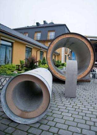 Firma Haba Beton Johann Bartlechner sp. z o.o.   zaprezentowała: rurę żelbetową do mikrotunelowania SB-VT-VM DN 1800/2200 mm oraz rurę żelbetową do mikrotunelowania SB-VT-VM DN 500/757 mm / fot. Qual