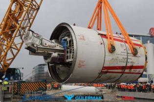 Umieszczenie TBM Anna w szybie - 04.04.2012 r. / fot. z archiwum AGP Metro Polska