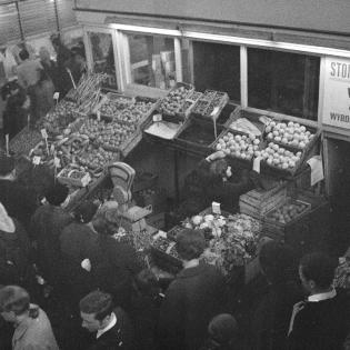 Spółdzielczy Dom Handlowy „Koszyki” Warszawskiej Spółdzielni Spożywców „Społem” przy ul. Koszykowej w Warszawie, stoisko z owocami i warzywami (1969). Autor: Rutowska Grażyna. Źródło: Zbiory Narodowego Archiwum Cyfrowego