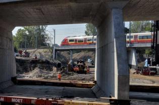 Budowany odcinek Trasy Świętokrzyskiej (1,2 km od ul. Kijowskiej do Zabranieckiej) w trzech miejscach przecina tory kolejowe za dworcem Warszawa Wschodnia, zaplanowano tam tunele. Fot. R. Motyl