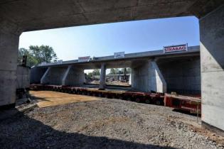 Tunel Trasy Świętokrzyskiej wjechał na swoje miejsce w nasypie kolejowym. Fot. R. Motyl